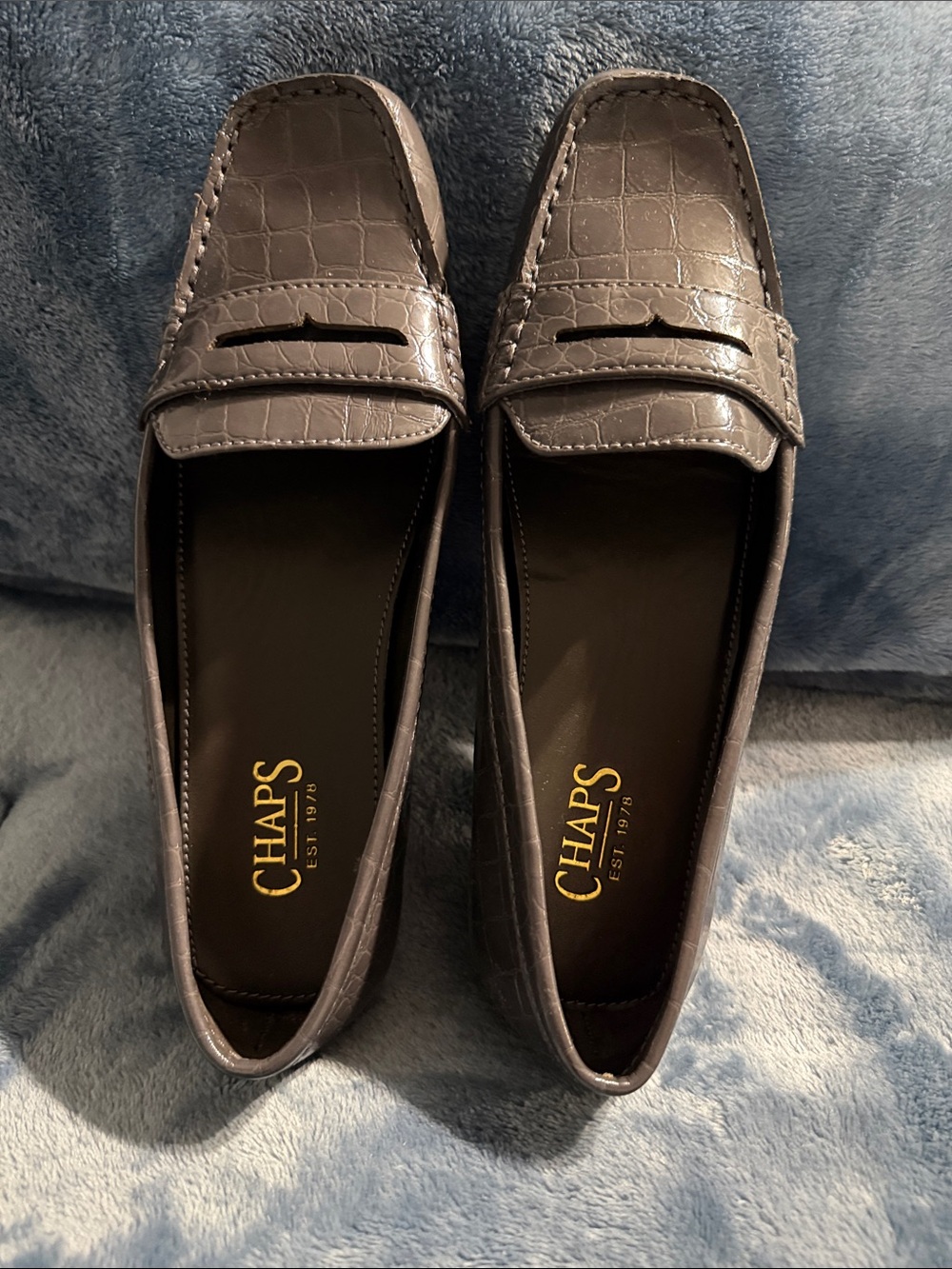 New CHAPS Women's gray Croc-Embossed Penny Loafers size 10